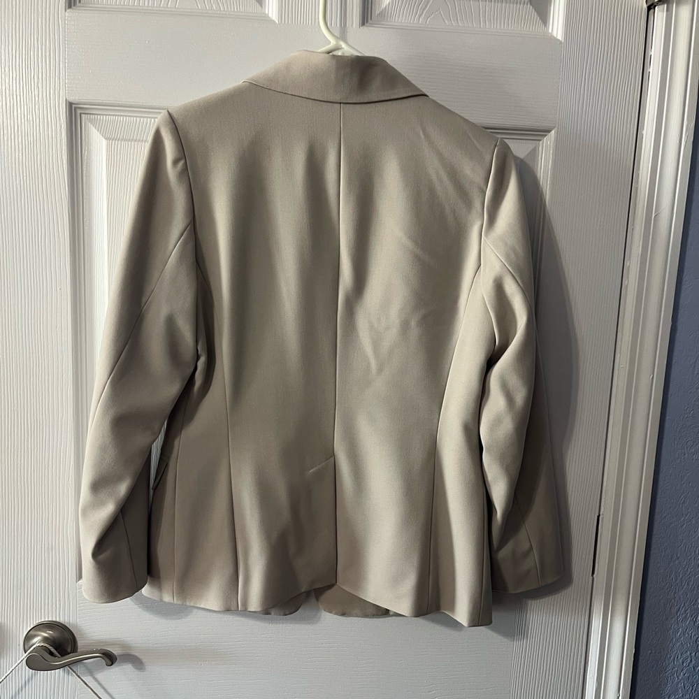 Women’s, light beige suit jacket.  No tags, Never worn. - Picture 2 of 4
